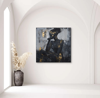 Textielkunstwerk Goud in Gedachten boven witte boogwand in serene ruimte met pampagras  
