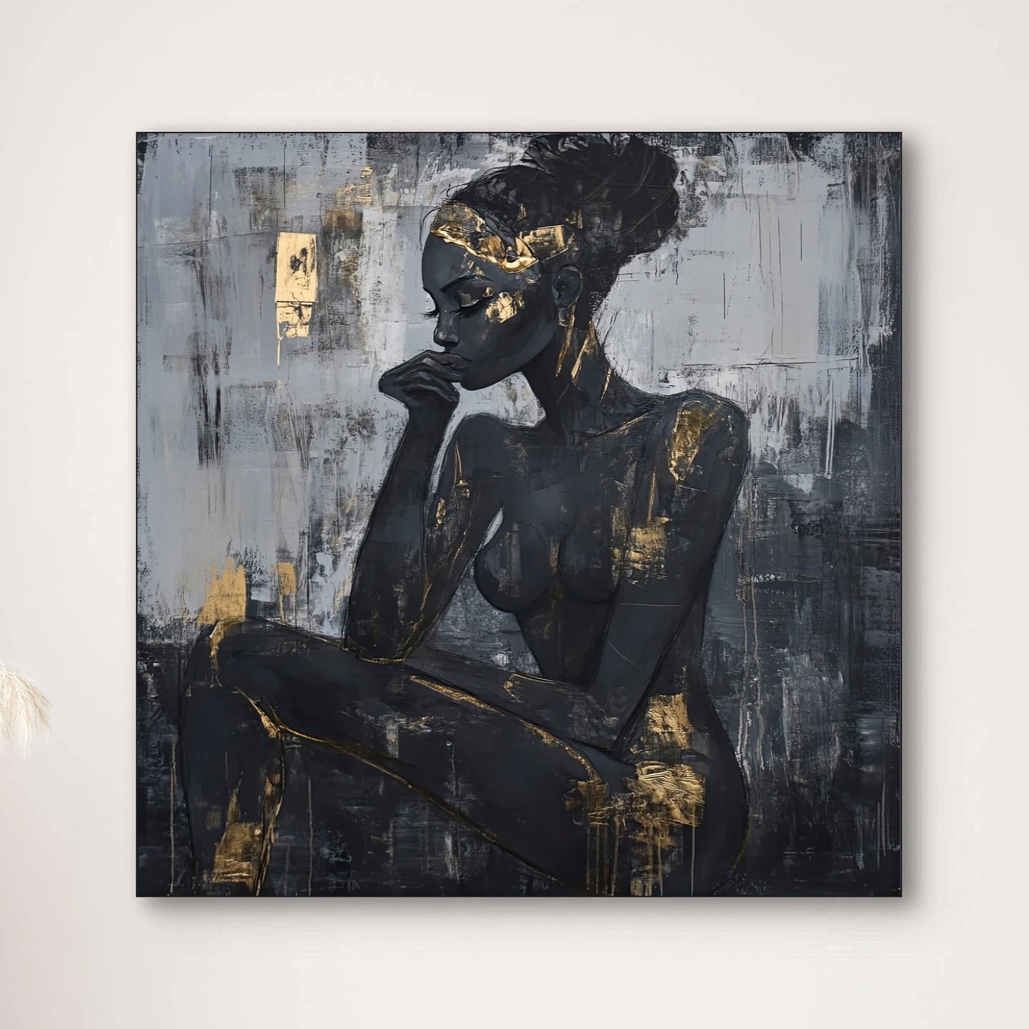 Detail van Goud in Gedachten met zittende vrouw in zwart en goudaccenten  
