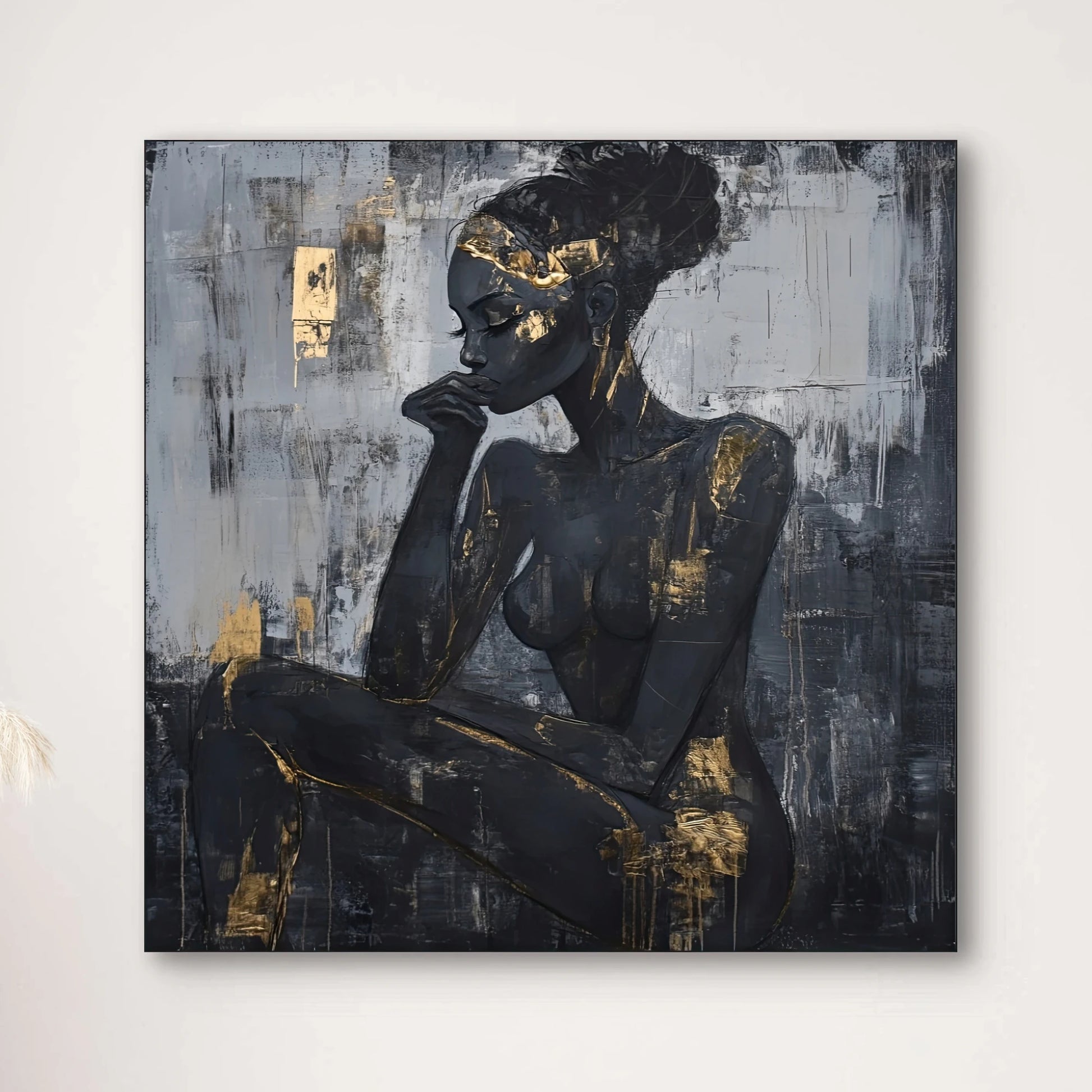 Detail van Goud in Gedachten met zittende vrouw in zwart en goudaccenten  
