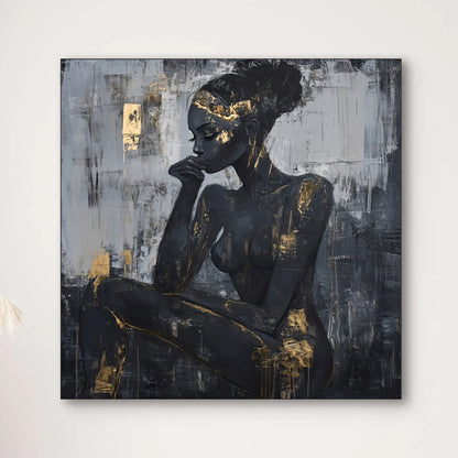 Detail van Goud in Gedachten met zittende vrouw in zwart en goudaccenten  
