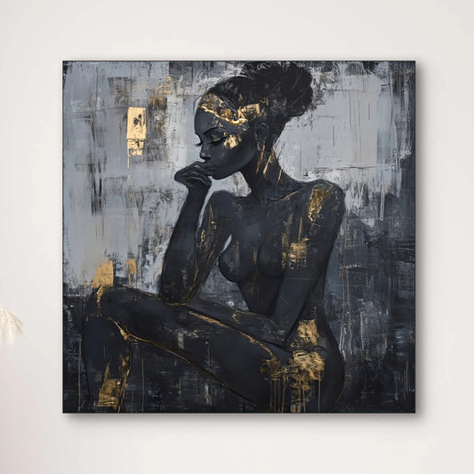 Detail van Goud in Gedachten met zittende vrouw in zwart en goudaccenten  
