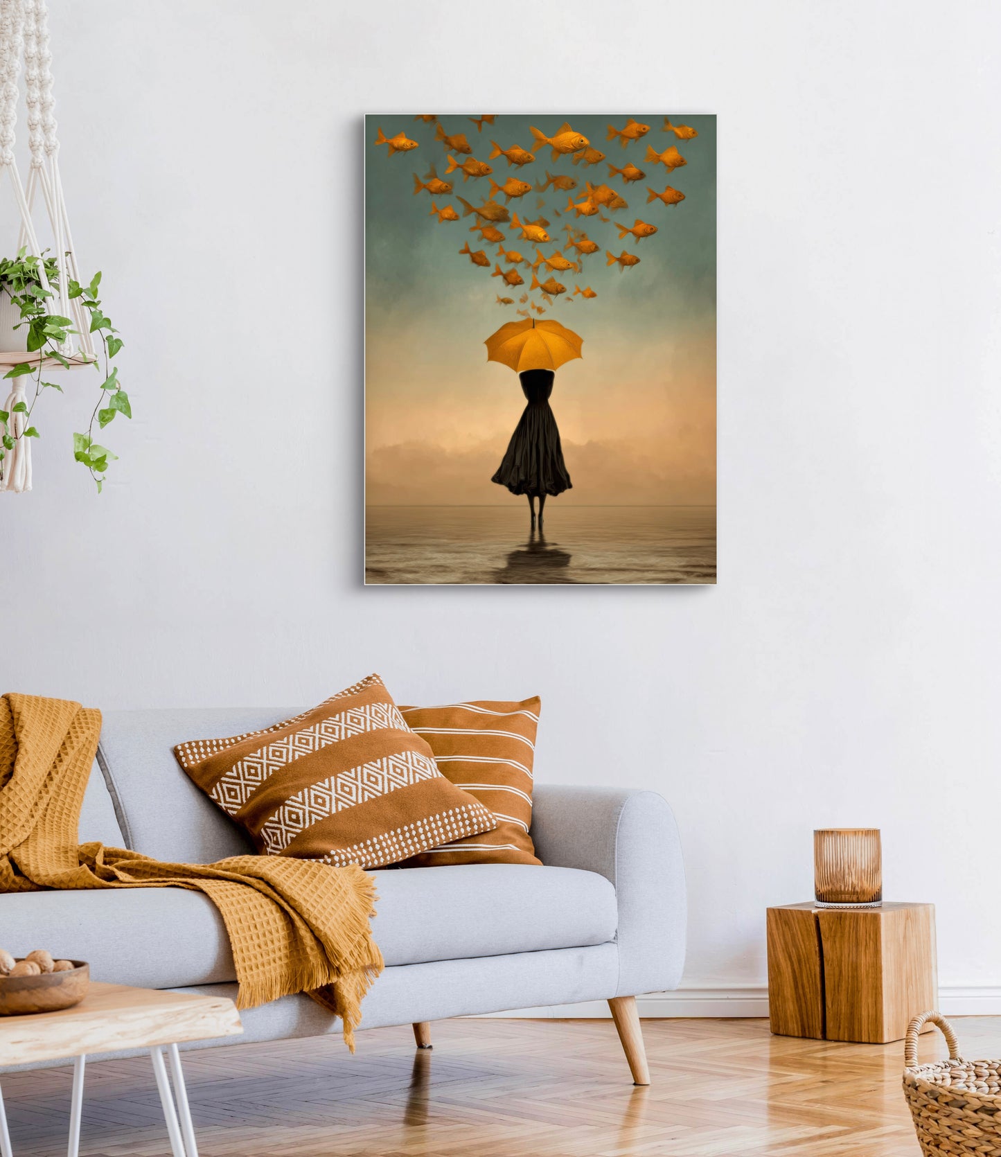 Kunstwerk Goudstroom boven lichte bank met okertinten en houten accenten
