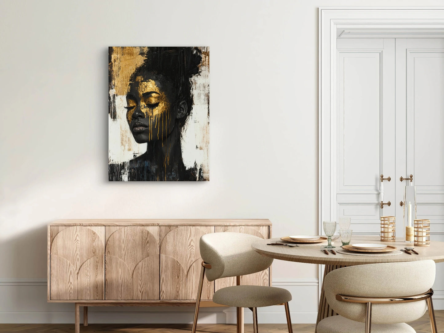 Gouden portretkunst boven houten dressoir in stijlvolle eetkamer met neutrale tinten
