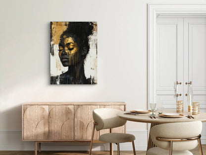 Gouden portretkunst boven houten dressoir in stijlvolle eetkamer met neutrale tinten
