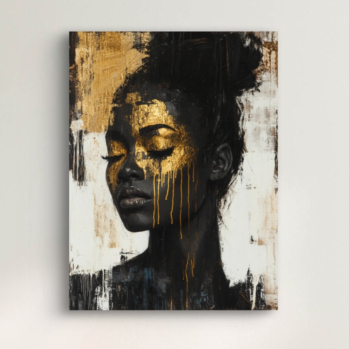 Close-up van vrouw met gesloten ogen en goudaccenten op gezicht, abstract geschilderd
