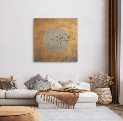 Kunstwerk Goudvlucht boven een lichte bank met bruine accenten in een moderne woonkamer.
