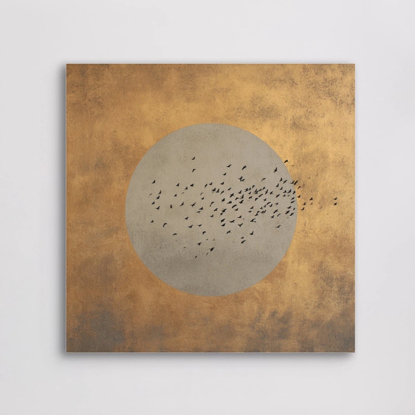 Detail van kunstwerk Goudvlucht met vogels tegen een gouden achtergrond.
