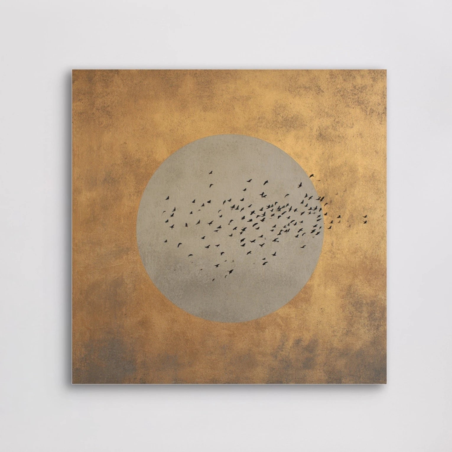 Detail van kunstwerk Goudvlucht met vogels tegen een gouden achtergrond.
