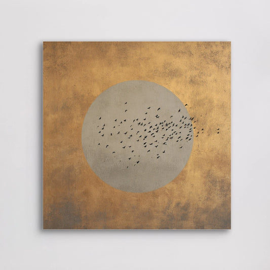 Detail van kunstwerk Goudvlucht met vogels tegen een gouden achtergrond.
