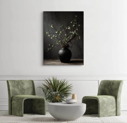 Textielkunstwerk Groei uit Schaduw aan een lichte wand met twee groene stoelen en ronde salontafel.
