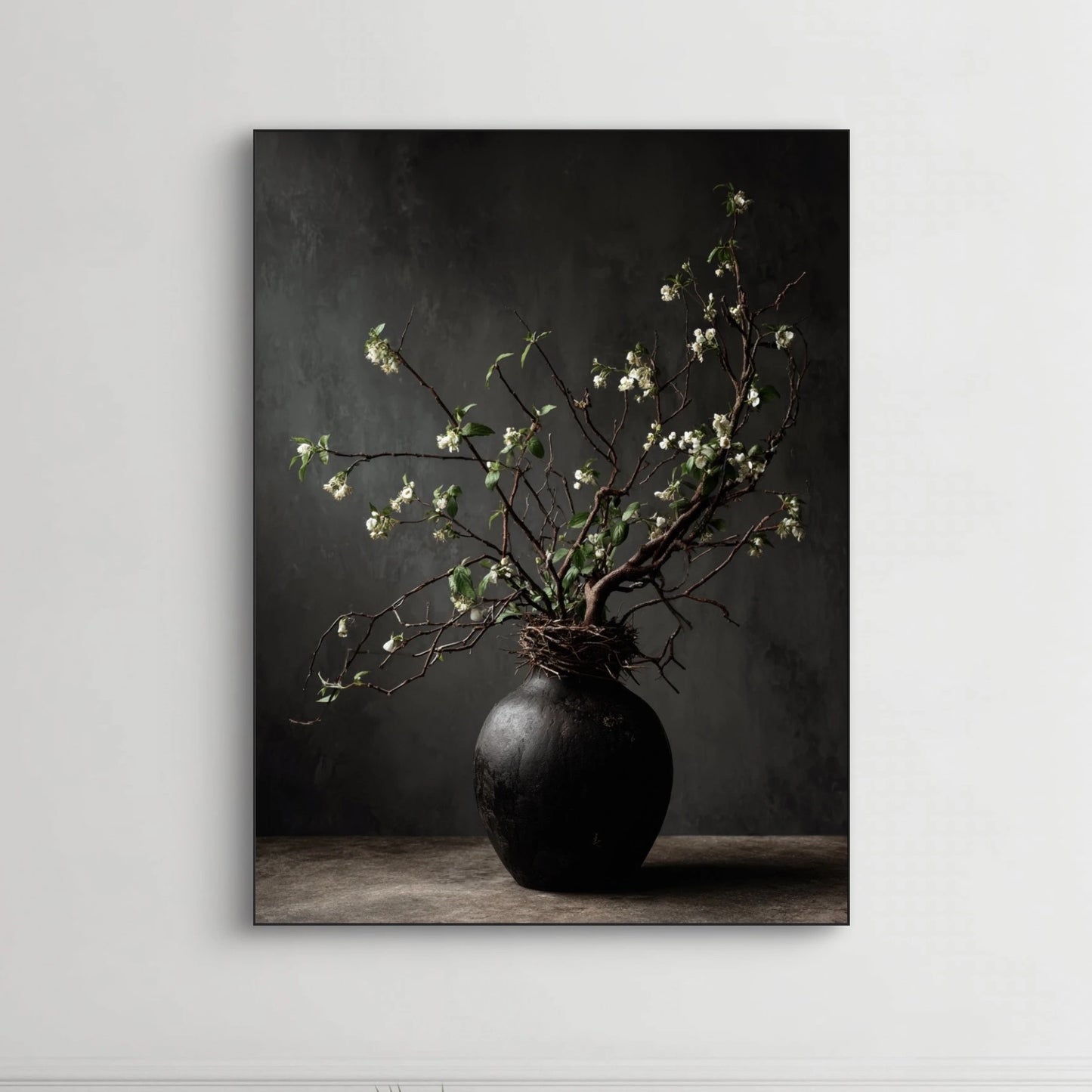 Detail van het kunstwerk Groei uit Schaduw met donkere vaas en kronkelende takken met witte bloesem.
