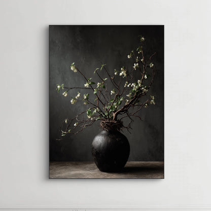 Detail van het kunstwerk Groei uit Schaduw met donkere vaas en kronkelende takken met witte bloesem.
