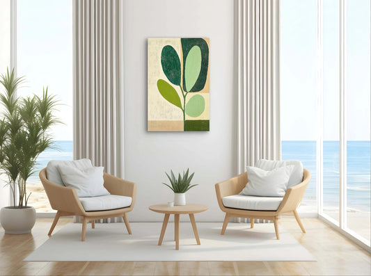 Moderne wanddecoratie met abstracte bladeren in groen, beige en wit in licht interieur met zeezicht

