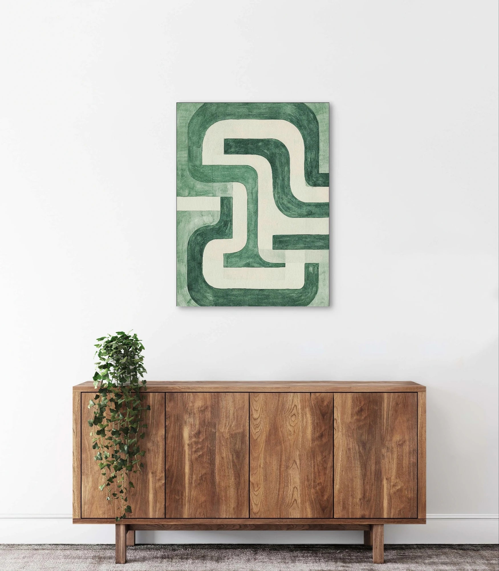 Moderne wanddecoratie met abstract patroon in groen, wit en mintgroen in stijlvol interieur met houten kast
