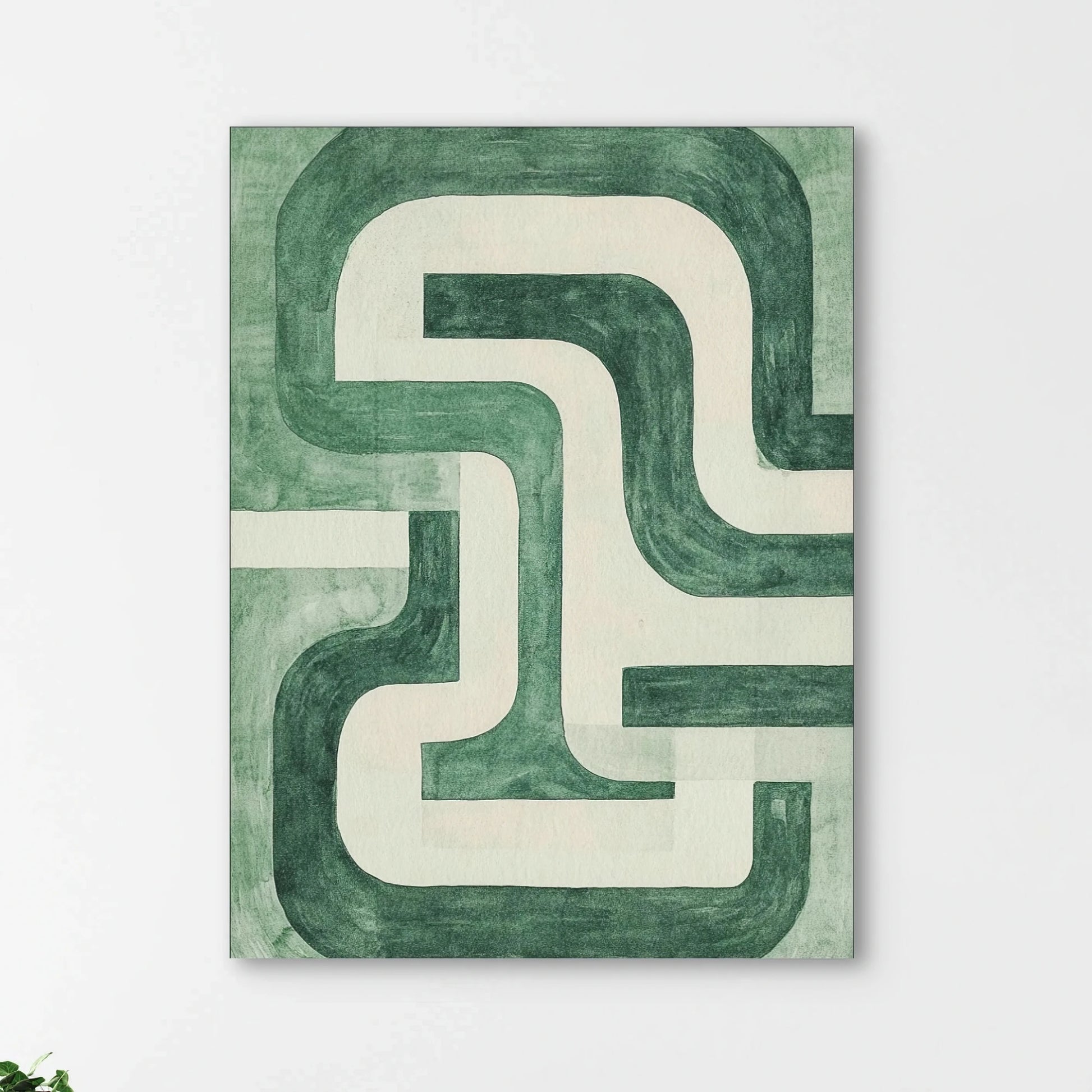 Detail van geometrisch kunstwerk met golvende lijnen in verschillende groentinten op licht textiel
