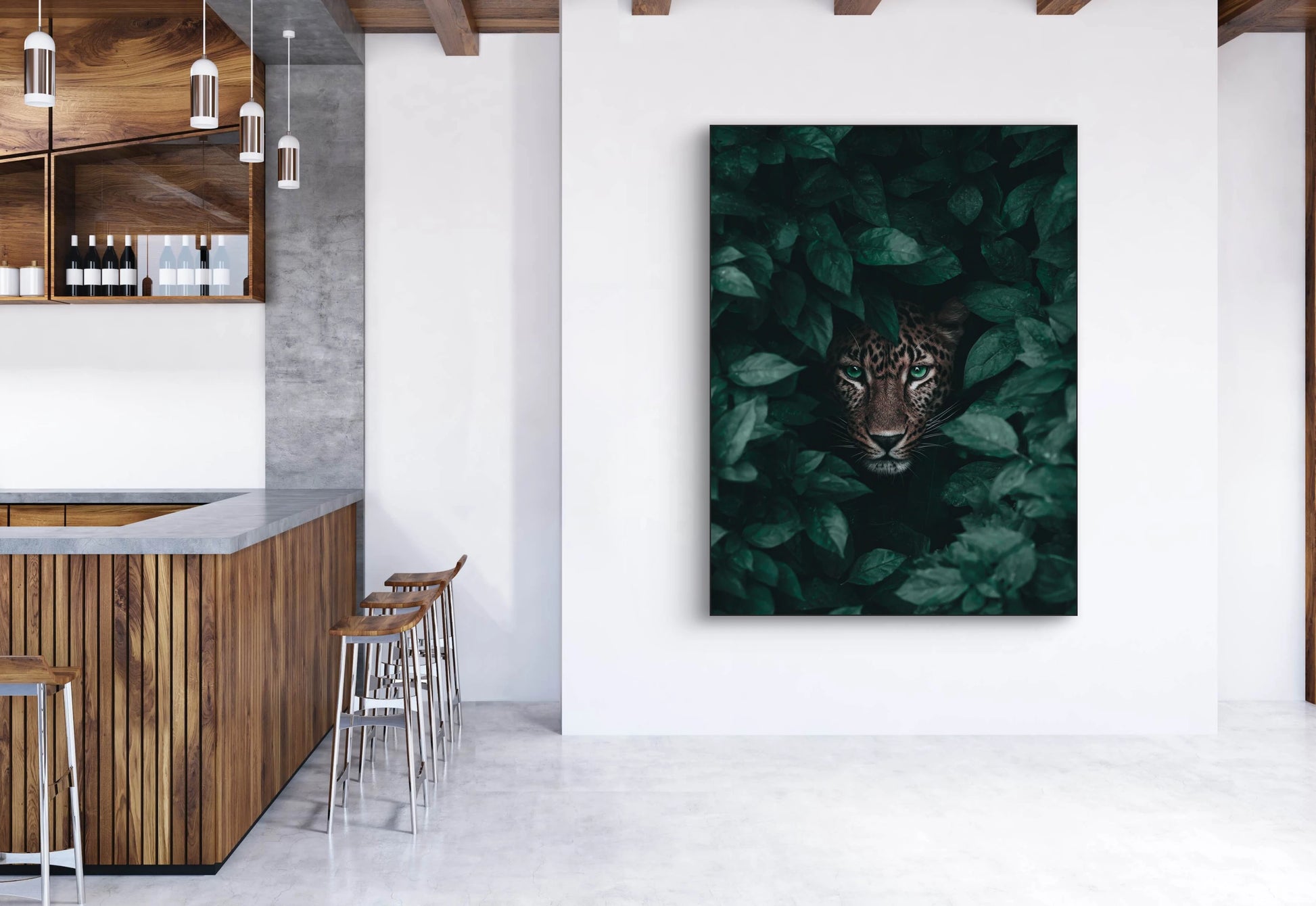 Mock-up van Groene Wachter aan de muur naast een houten bar in een moderne ruimte  
