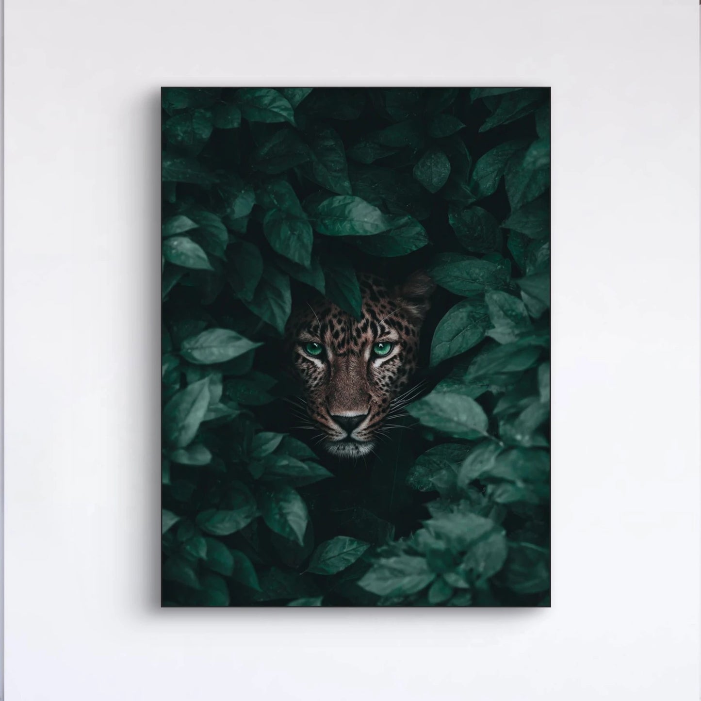 Detailopname van Groene Wachter met panterogen tussen donkergroene bladeren  
