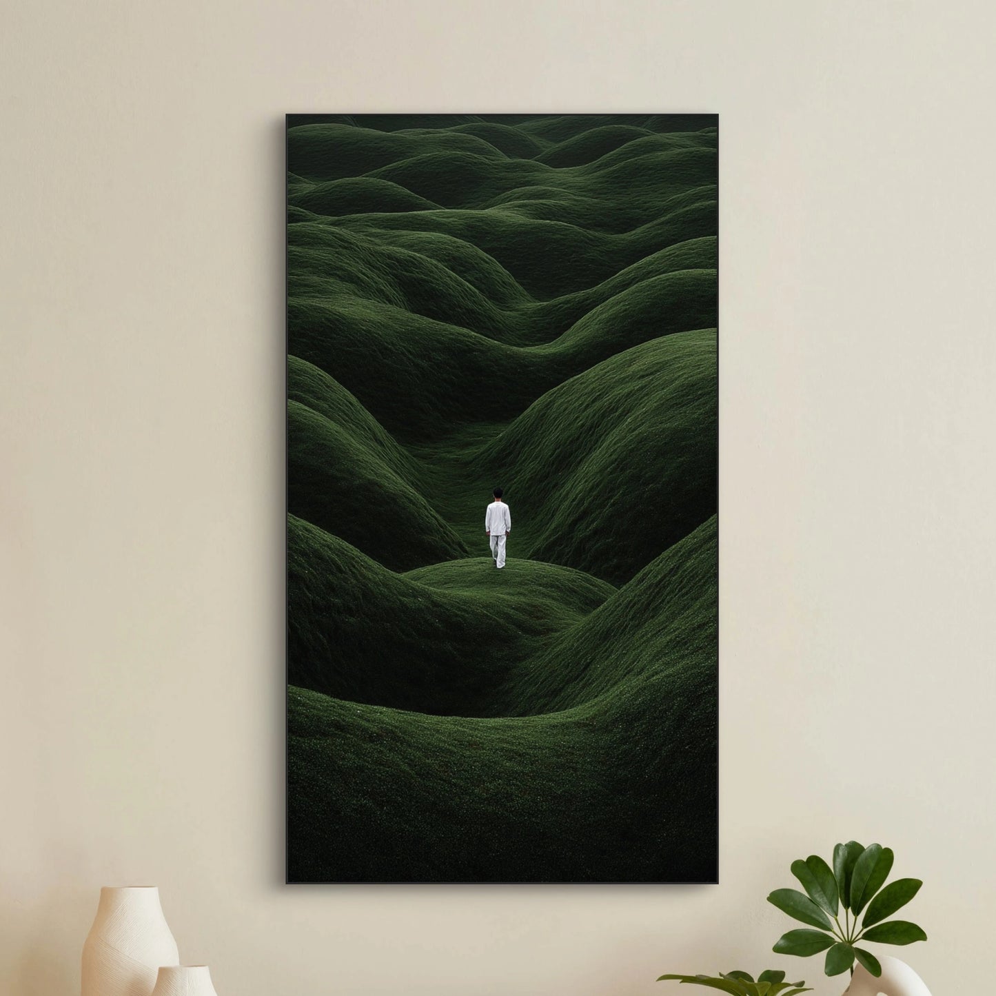 Detail van kunstwerk met glooiende groene vormen en een figuur in witte kleding
