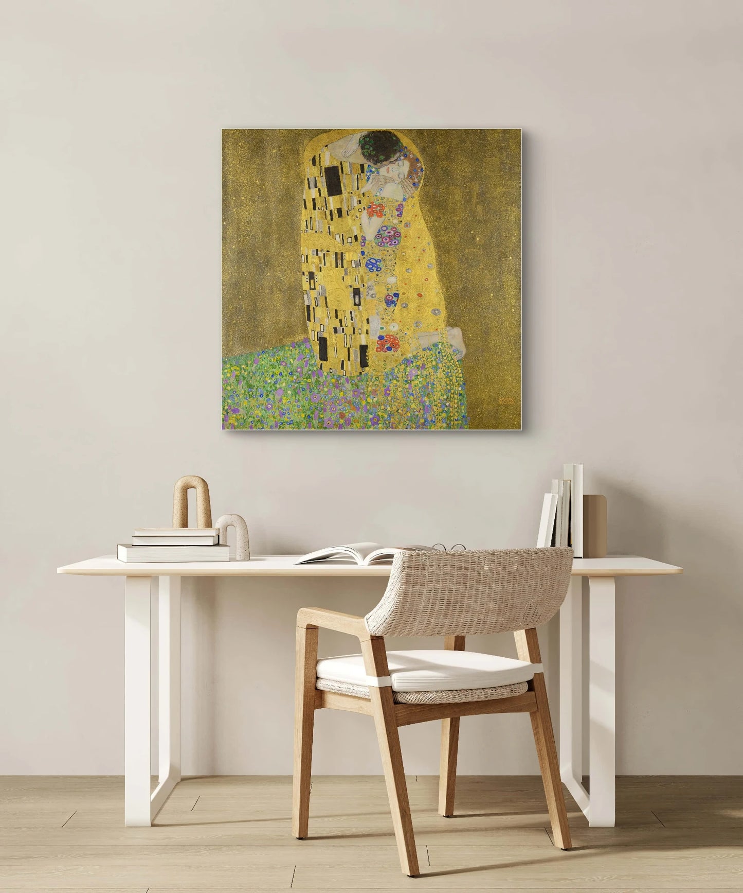 De Kus van Gustav Klimt boven een licht houten bureau met open boek en moderne styling
