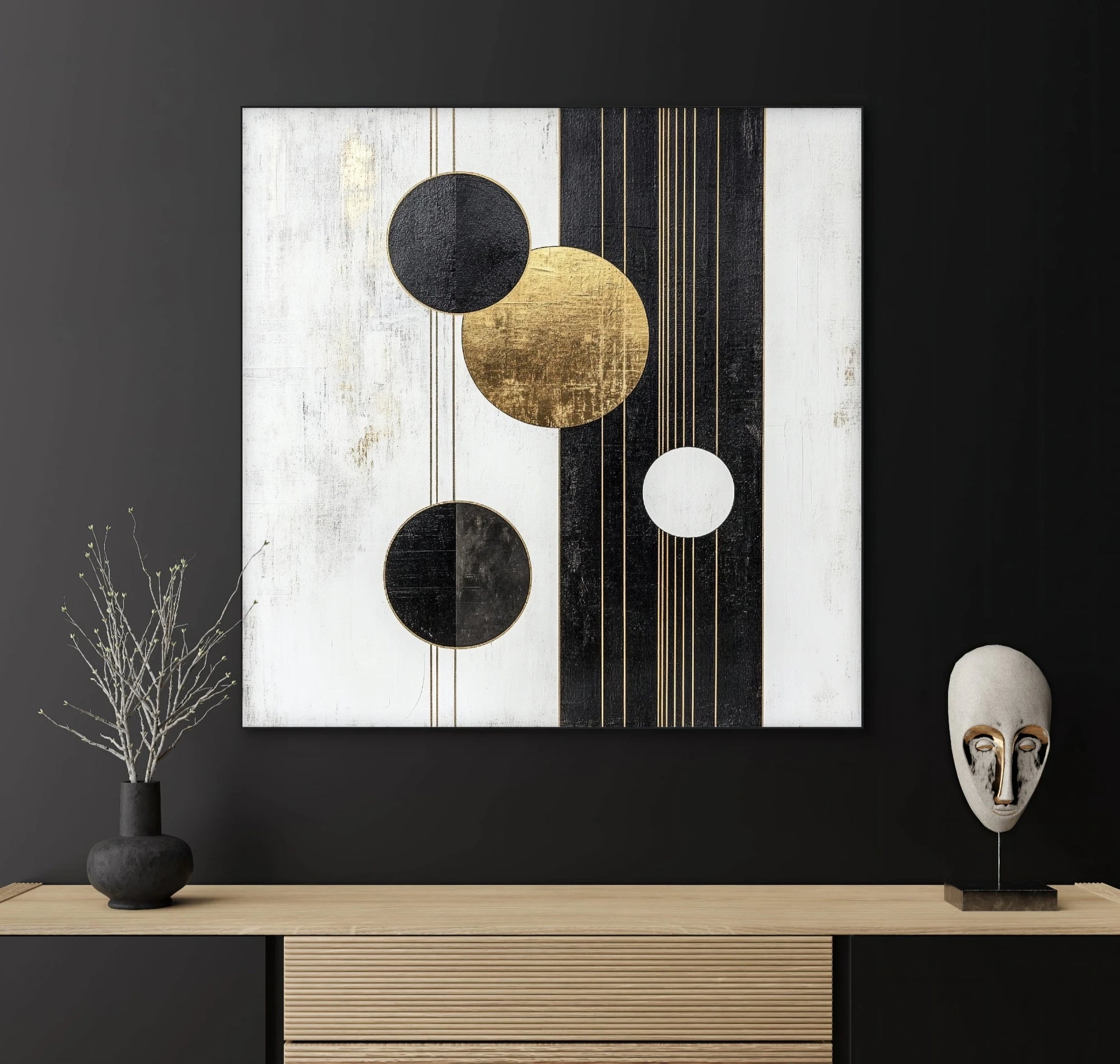 Luxe wanddecoratie met cirkels en lijnen in goud, zwart en wit in modern interieur met zwarte muur

