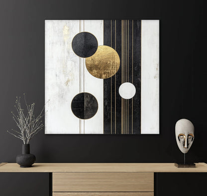 Luxe wanddecoratie met cirkels en lijnen in goud, zwart en wit in modern interieur met zwarte muur
