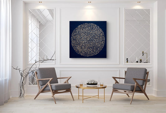 Kunstwerk Hemelcirkel in een elegante woonkamer met witte muren en moderne stoelen.
