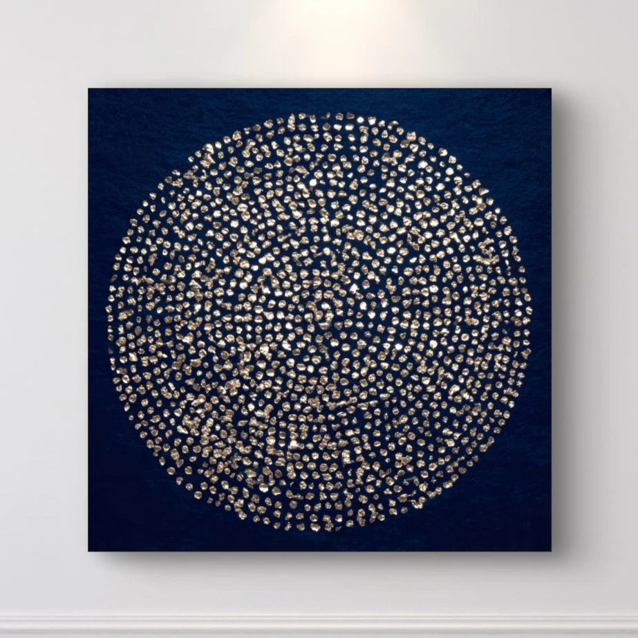 Detail van kunstwerk Hemelcirkel met gouden stippen op een diepblauwe achtergrond.

