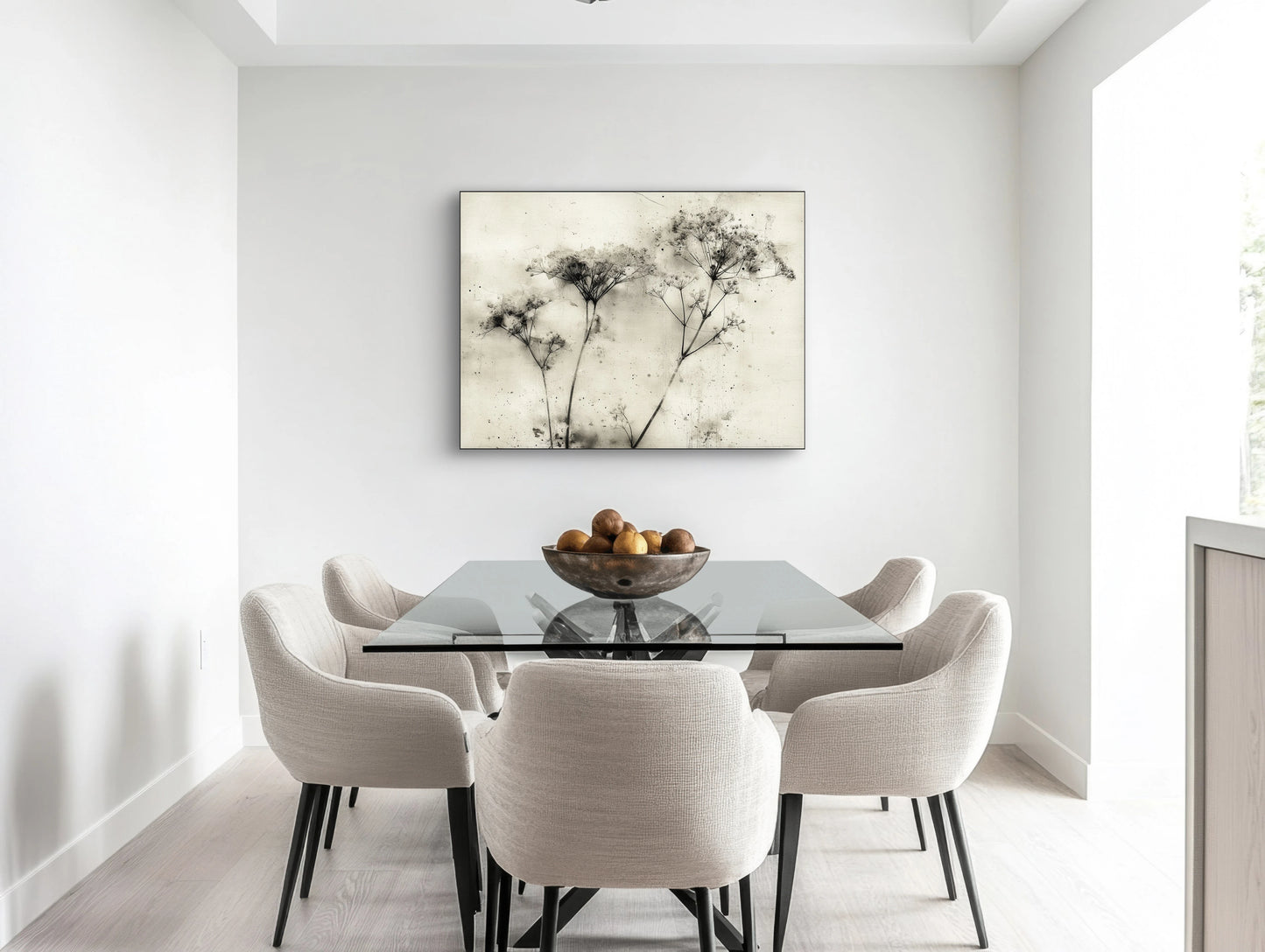 Mock-up van kunstwerk Herfstig Gebaar aan de muur boven glazen eettafel met lichte stoelen 
