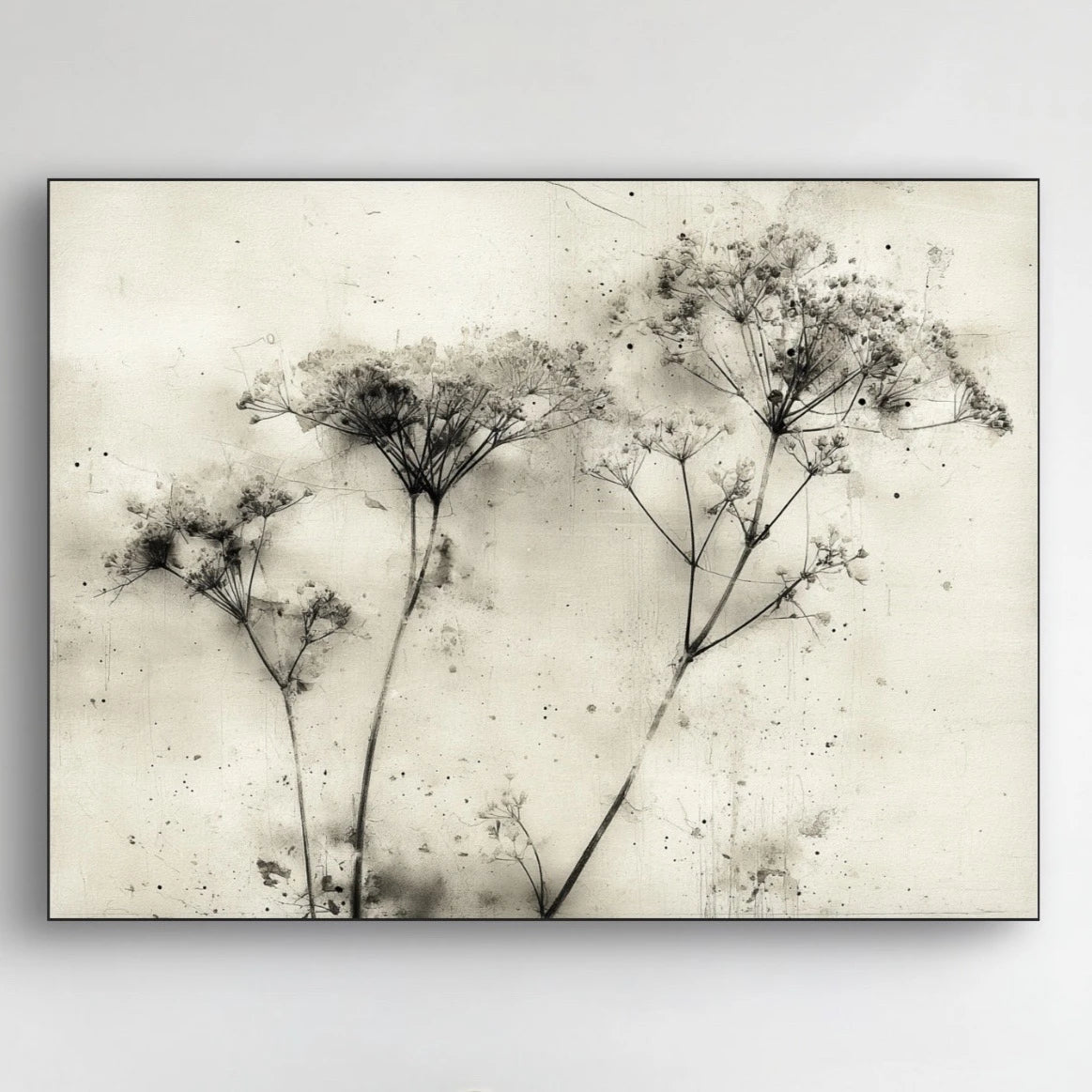 Detailopname van kunstwerk Herfstig Gebaar met fijne bloemen in zwart en grijs op lichte achtergrond 
