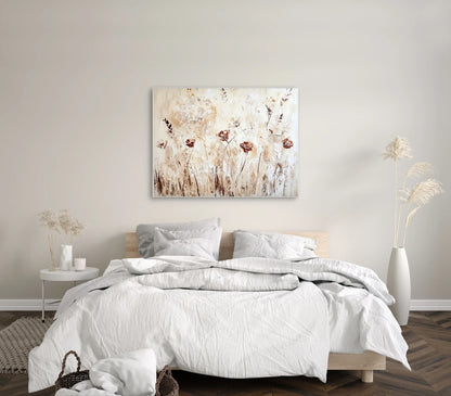 Wandkunst met rode bloemen op beige achtergrond in lichte slaapkamer met houten bed en witte dekens
