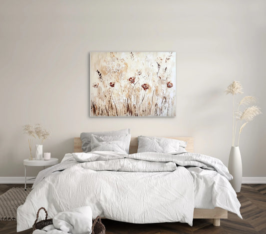 Wandkunst met rode bloemen op beige achtergrond in lichte slaapkamer met houten bed en witte dekens
