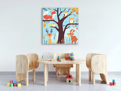 Mock-up van een speelhoek met houten kindermeubels en een kleurrijk kunstwerk aan de muur met bosdieren in een boom tegen een blauwe achtergrond.

