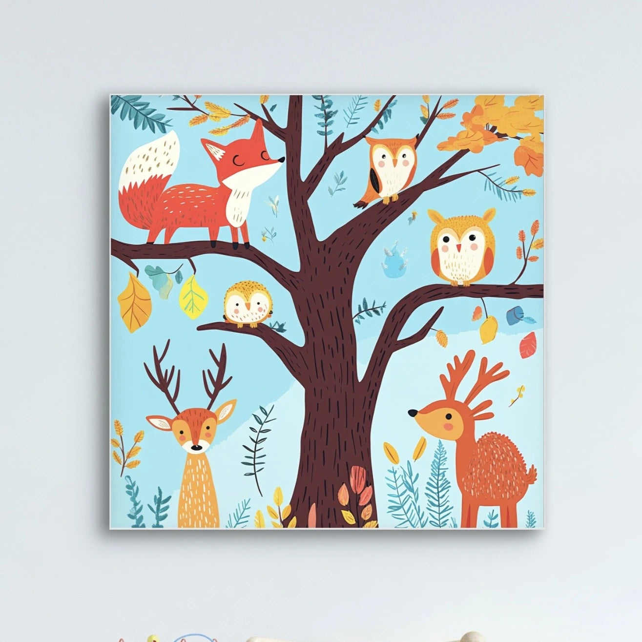 Detailweergave van een illustratie met herten, uilen, een vos en een egel in en rond een boom met oranje en gele bladeren.
