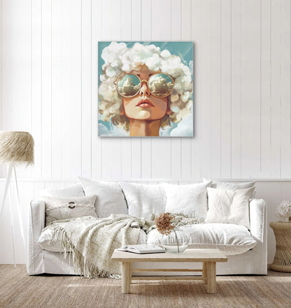 Textielkunstwerk Hoofd in de Wolken boven een witte bank in een rustieke, lichte ruimte  
