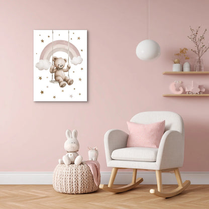 Mock-up van babykamer met kunstwerk van een beer op een schommel voor een regenboog, aan een roze muur boven een stoel en speelgoeddecoratie.
