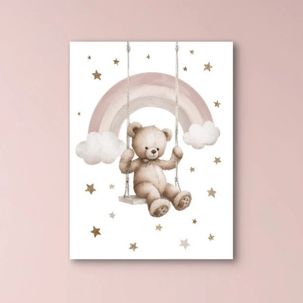 Detail van een schommelende teddybeer tussen witte wolkjes, gouden sterren en een zachte roze regenboog op witte achtergrond.

