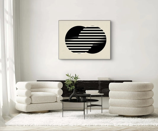 Textielkunstwerk met twee zwarte cirkels en horizontale lijnen op beige achtergrond, hangend boven zwarte kast in een licht interieur met ronde stoelen
