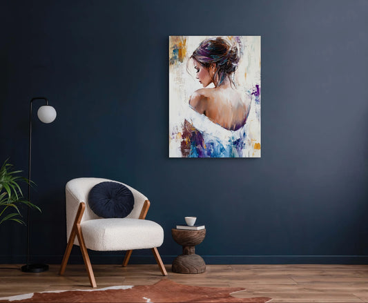 Textielkunstwerk In Stilte Gedraaid boven een fauteuil tegen een donkerblauwe muur  
