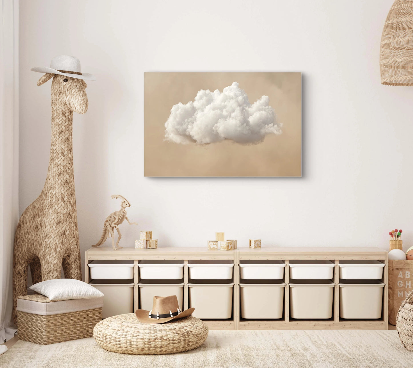 Mock-up van een kinderkamer met kunstwerk van een witte wolk op een beige achtergrond, boven een lage houten opbergkast met speelgoed.
