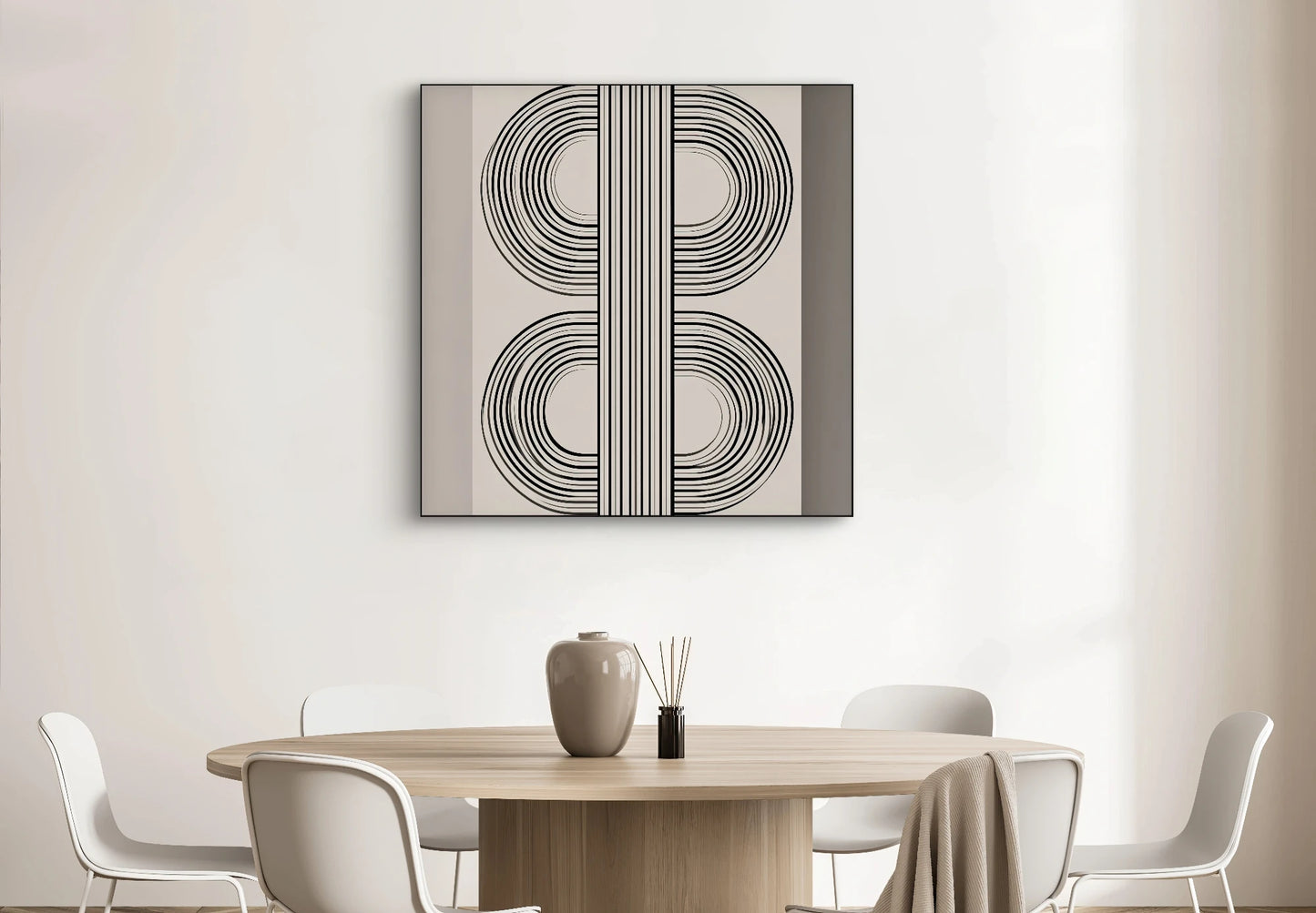 Vierkant textielkunstwerk met verticale zwarte lijn op witte achtergrond, hangend boven houten bankje met beige kussen
