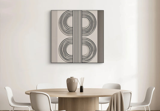 Vierkant textielkunstwerk met verticale zwarte lijn op witte achtergrond, hangend boven houten bankje met beige kussen
