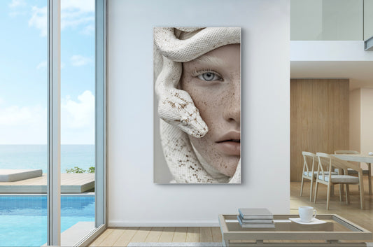 Fotokunstwerk van vrouw met witte slang aan de muur in modern interieur met uitzicht op zee
