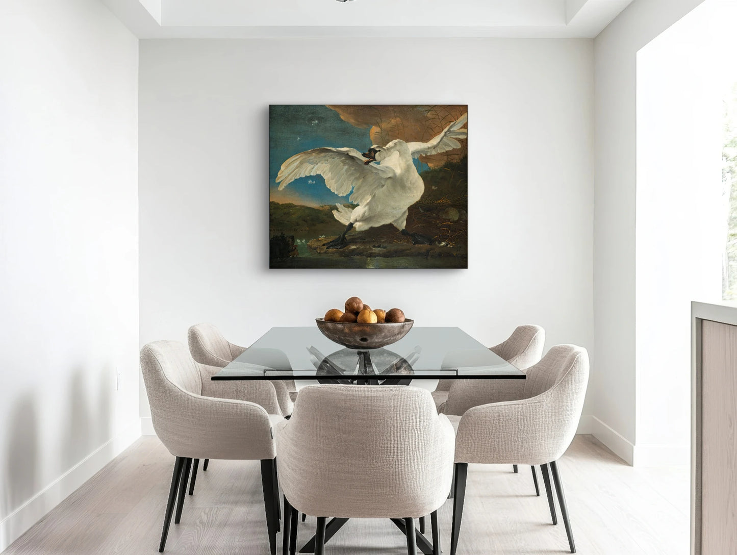 Schilderij “De bedreigde zwaan” van Jan Asselijn boven eettafel met glazen blad en zes beige stoelen
