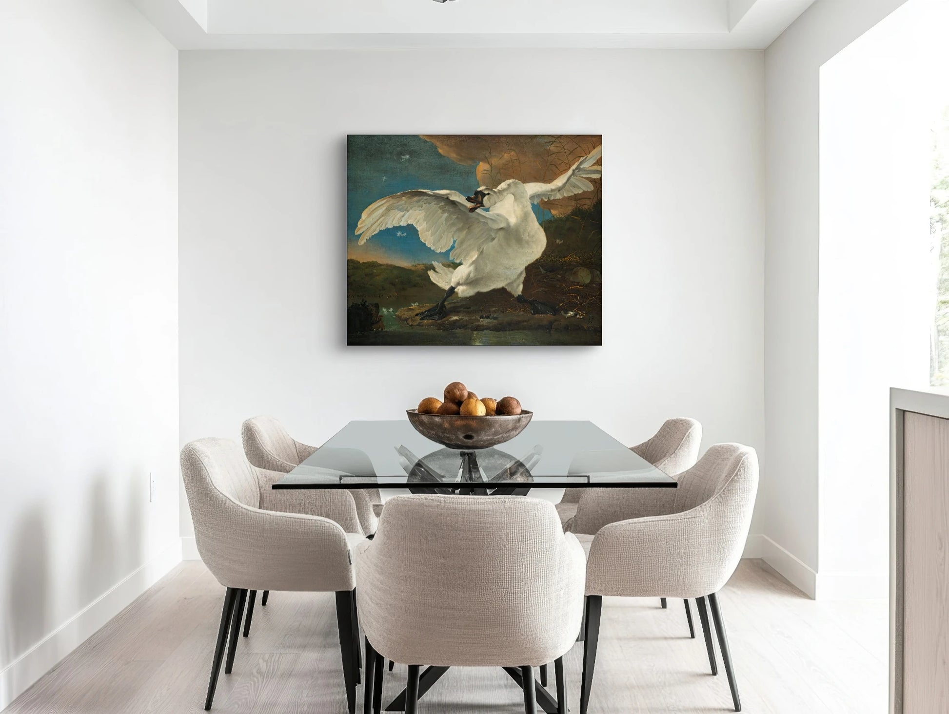 Schilderij “De bedreigde zwaan” van Jan Asselijn boven eettafel met glazen blad en zes beige stoelen
