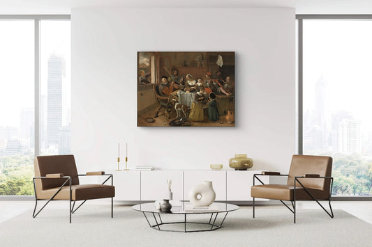 Klassiek schilderij van Jan Steen boven moderne witte kast met leren stoelen in een stadsappartement
