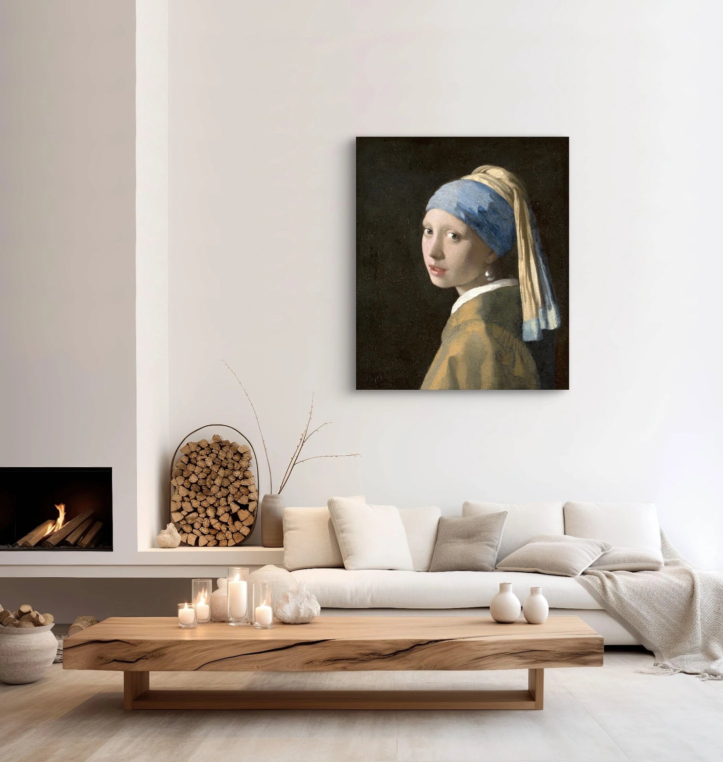 Meisje met de parel van Vermeer boven een minimalistische beige bank met houten salontafel en kaarsen
