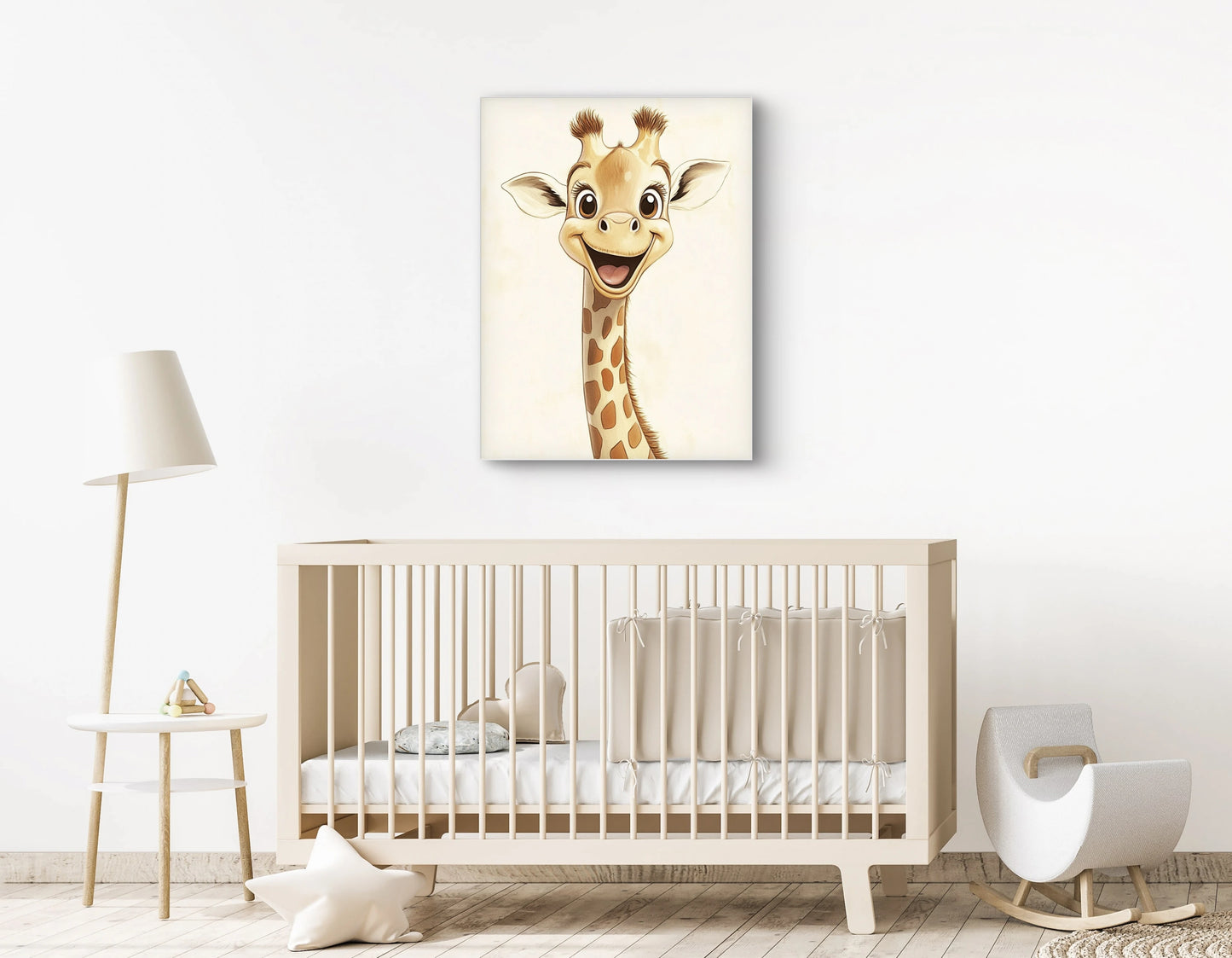 Detailweergave van een cartoonachtige giraf met grote glimlach en warme bruine vlekken op een neutrale achtergrond.
