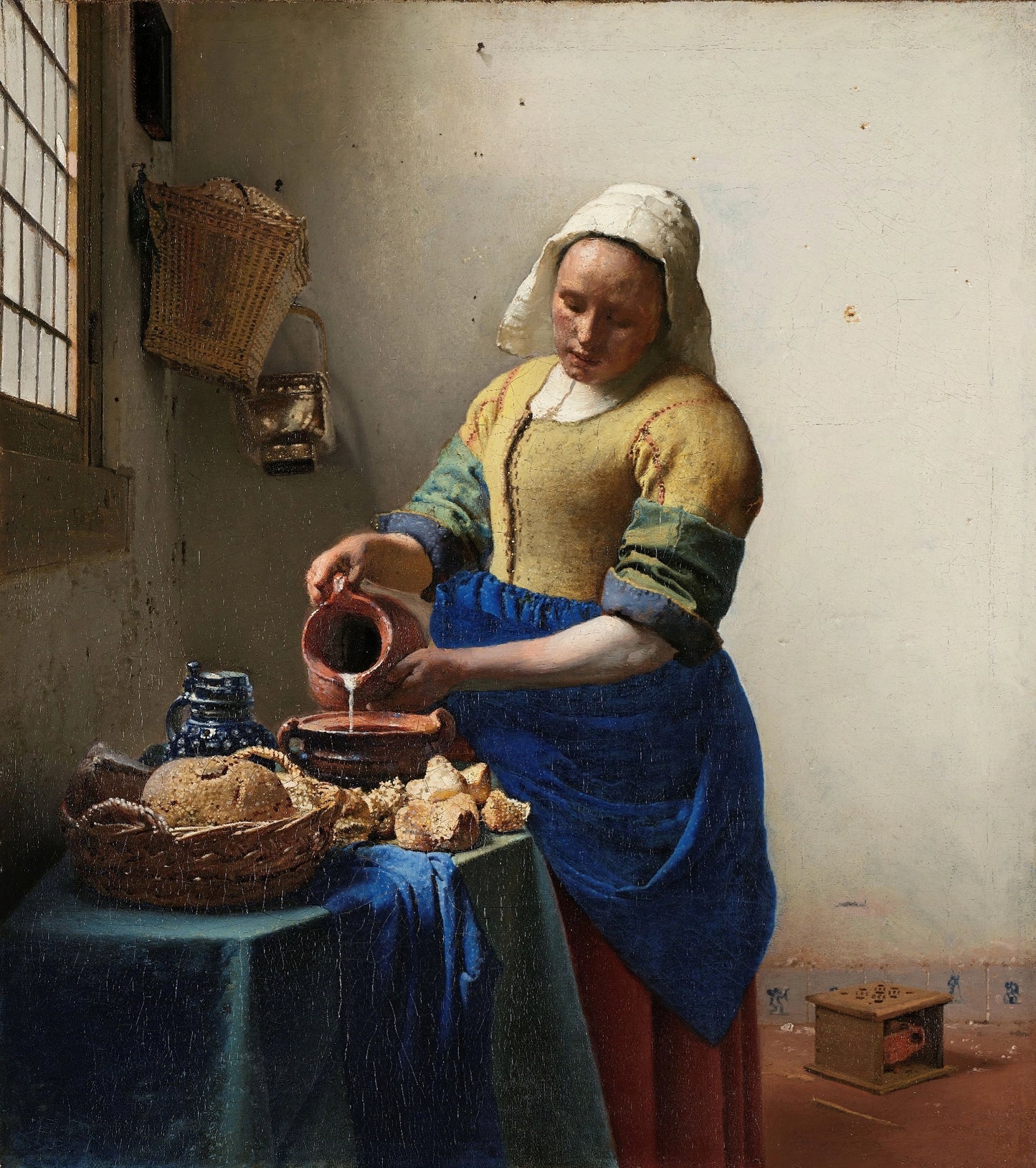 Volledige weergave van Het melkmeisje van Vermeer met tafel, brood en melkkan in zacht licht
