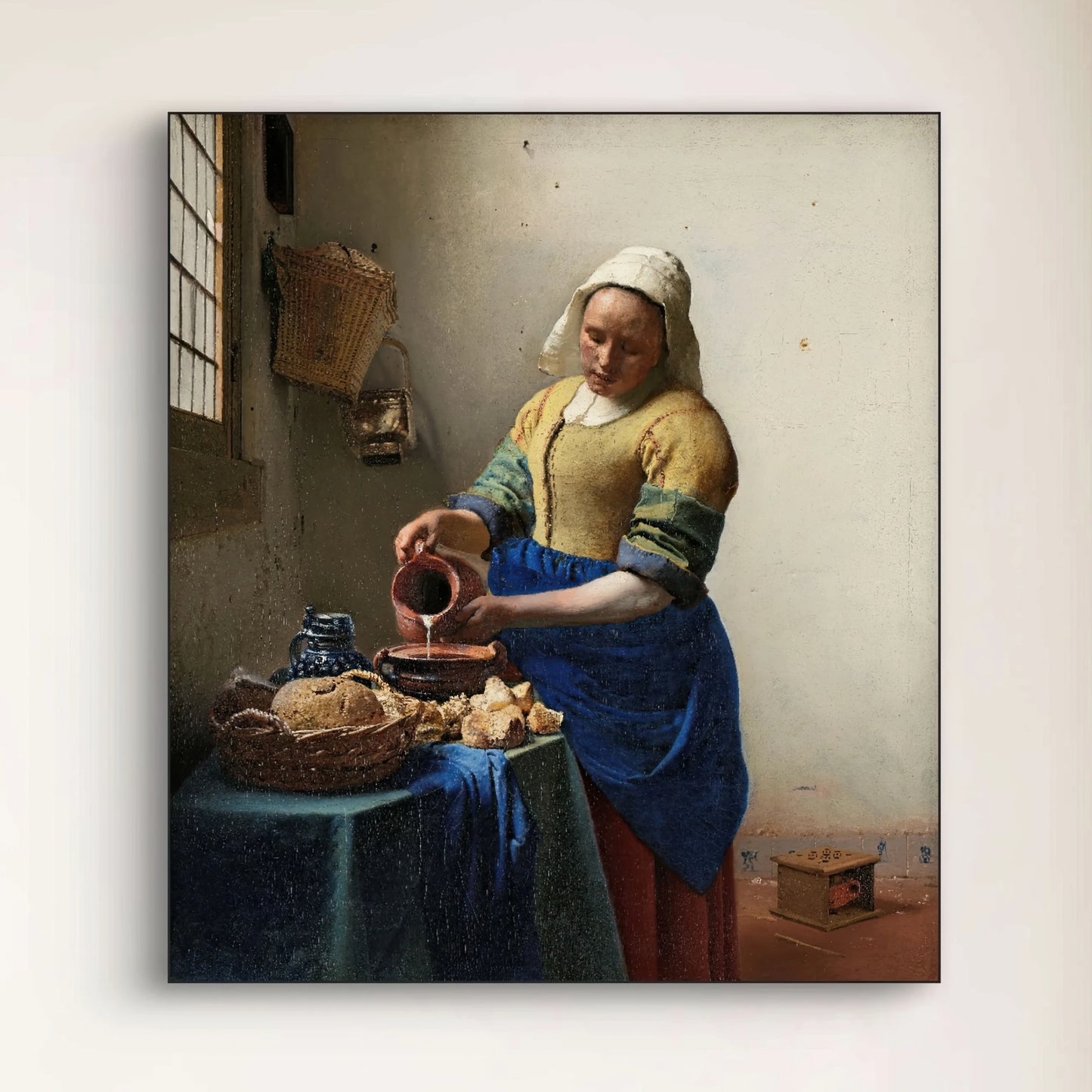 Detail van Het melkmeisje van Johannes Vermeer met de vrouw die melk schenkt bij het raam
