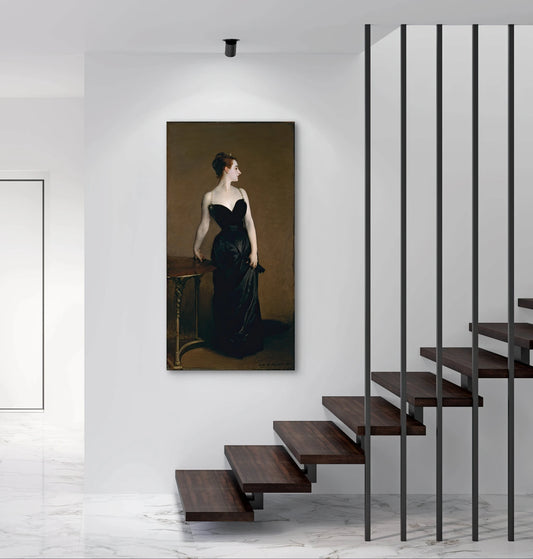 Schilderij “Madame X” van John Singer Sargent boven een marmeren vloer bij een moderne houten trap
